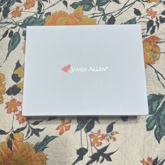 James Allen 14K White Gold Shared Prong Alternating Diamond Ring size 6 - Picture 4 of 8